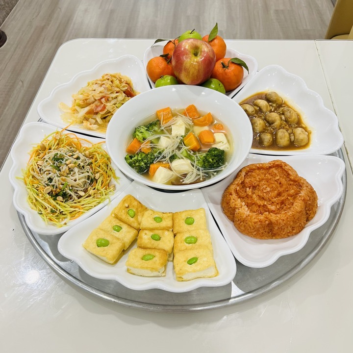 Mâm cỗ chay được đẹp mắt, được chuẩn bị trong thời gian rất ngắn.