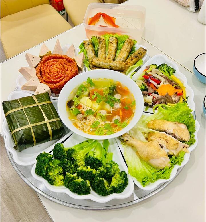 Mâm cỗ cúng ông Công ông Táo được chị Trang chuẩn bị trong 2 tiếng.