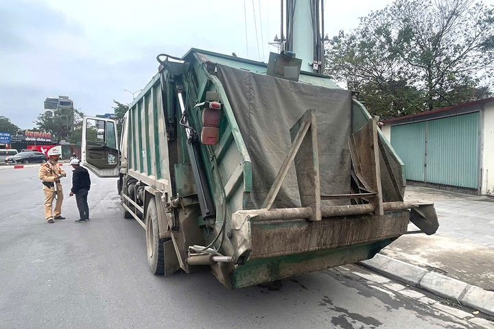 Biển số xe rác bị chất bẩn che lấp.