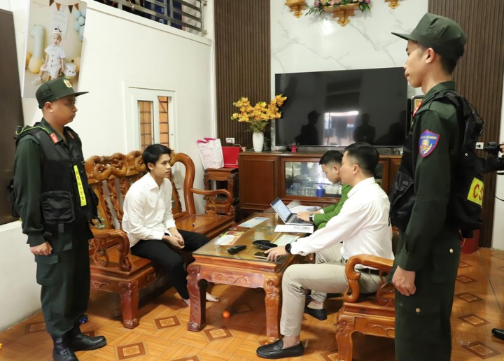 Trần Văn Hợp (áo trắng) trực tiếp tham gia thiết kế nhãn mác thuốc đông y Tiến Hạnh và đảm nhiệm khâu tiêu thụ sản phẩm ra thị trường. (Ảnh: Công an Hà Tĩnh)