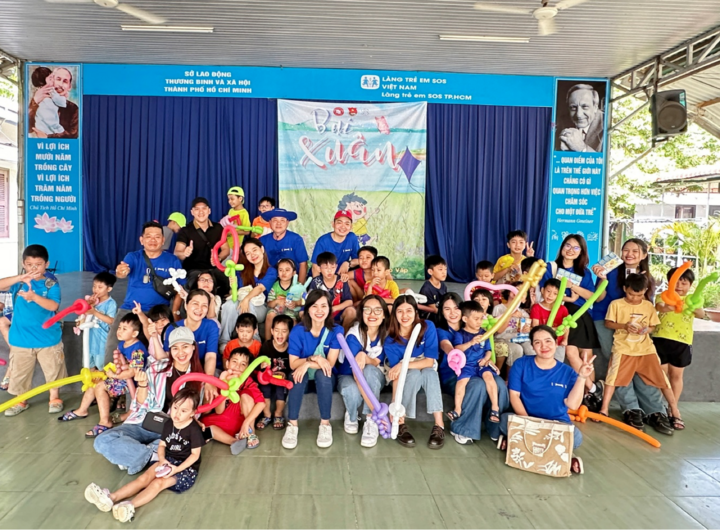 Hà Phương (đeo kính, bên phải) tham gia tình nguyện tại làng trẻ em SOS TP.HCM.