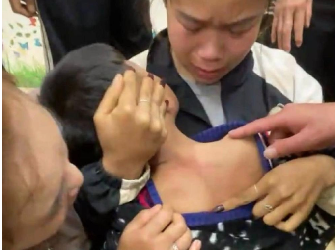 Gia đình kiểm tra người cháu bé sau sự việc. (Ảnh cắt từ clip)