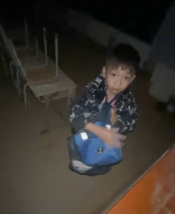 Em học sinh được tìm thấy trong lớp học không có điện, cửa khóa.