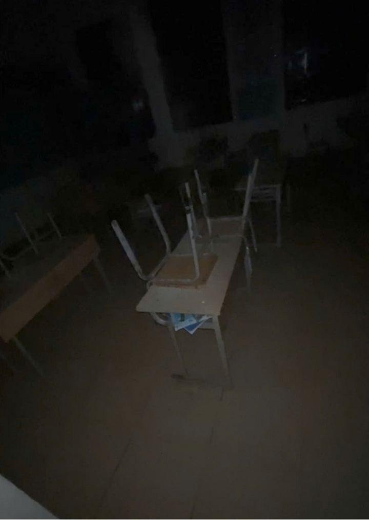 Thời điểm tìm thấy em học sinh, bàn ghế trong lớp được sắp xếp gọn gàng.