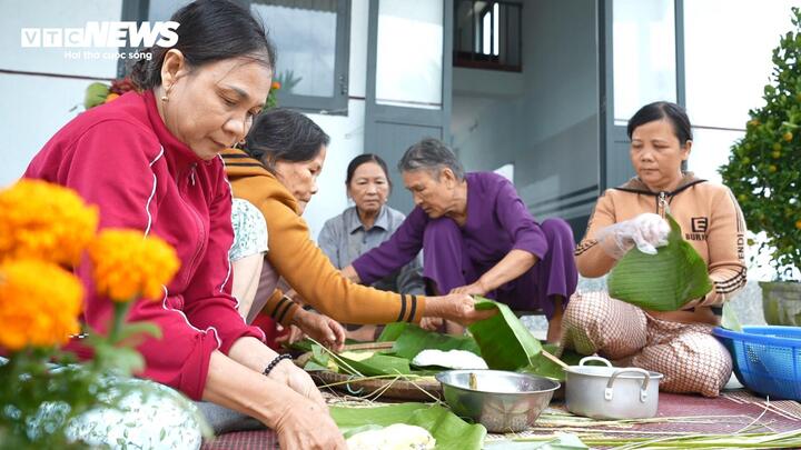 Bà con thôn Mỹ Điền rộn ràng gói bánh chưng.