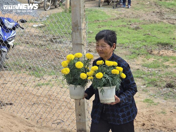 Bà Bình chăm sóc căn nhà mới của mình.