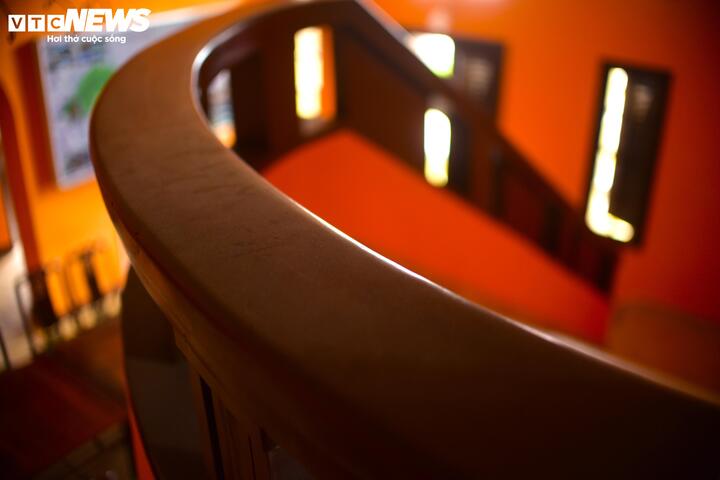 Khi bước vào bên trong biệt thự, điều thu hút ánh nhìn mọi người đầu tiên chính là những đường cong quyến rũ của tất cả các chi tiết: cầu thang, lan can, cửa sổ... Trong số đó, đường cong mềm mại của các lan can khiến cho du khách mê mẩn vì được làm từ chất liệu gỗ quý, trải qua gần trăm năm nhưng nước gỗ vẫn sáng bóng.