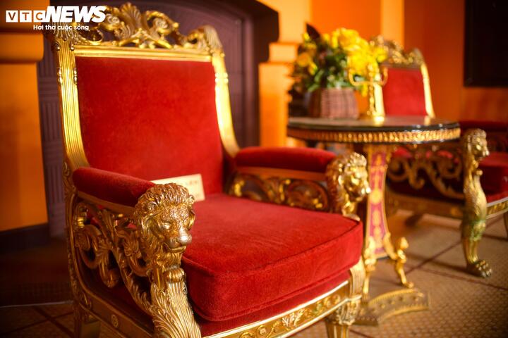 Những chiếc ghế kỷ vật được lưu giữ tại phòng khách của biệt thự. Đây là những chiếc ghế được vua Bảo Đại và thứ phi Phi Ánh ngồi nói chuyện, tiếp khách.