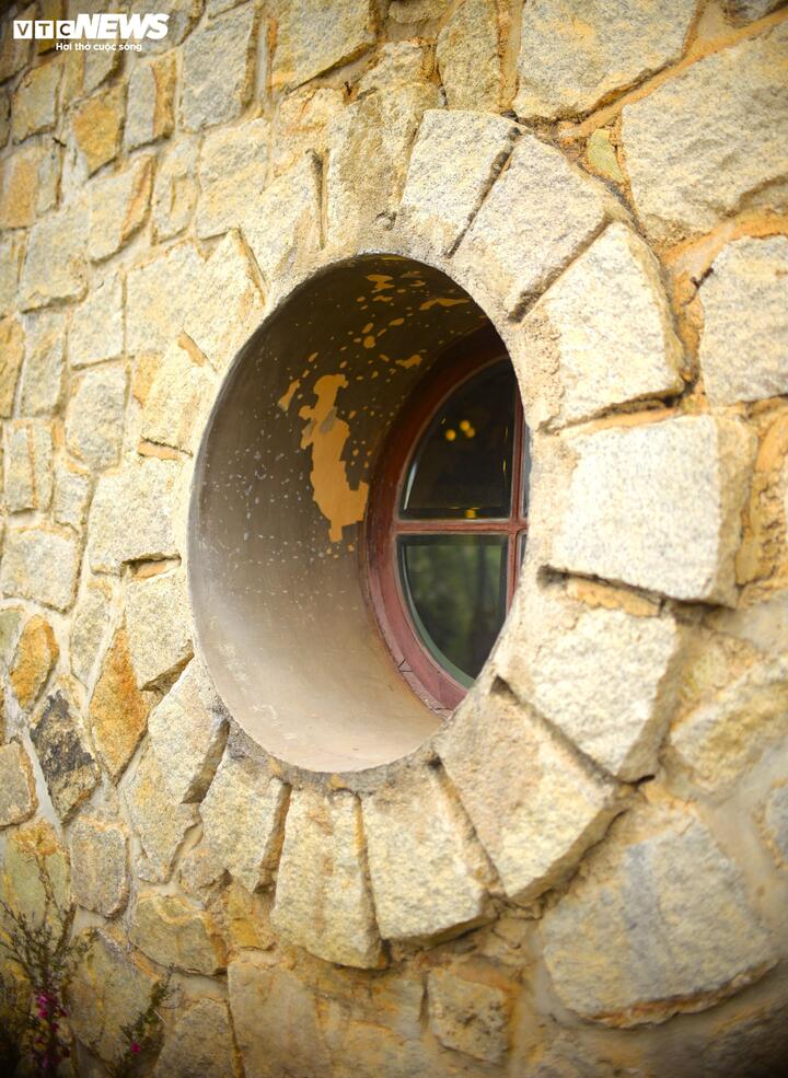 Một ô cửa số hình tròn được xây bằng những viên đá lớn rất khéo léo.