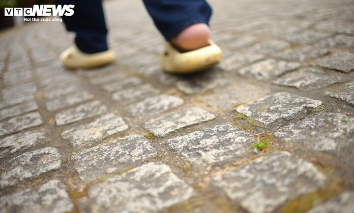 Biệt thự nằm gần Ga Đà Lạt, du khách có thể kết hợp chuyến khám phá 2 công trình cổ trong một buổi. Biệt thự mở cửa cả ngày. Nơi đây đang được cho thuê để kinh doanh nhà hàng, du khách có thể tham quan bên ngoài và rảo bước trên những con đường đá trăm tuổi được xếp ngay ngắn, đẹp mắt mà không mất phí.