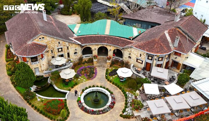 Khác với các ngôi biệt thự khác, kiến trúc của biệt thự Phi Ánh nằm trên một diện tích sân vườn vừa phải. Biệt thự được xây phần lớn bằng đá chẻ, có lối đi rộng nối từ căn nhà bên này sang bên kia, có những ô cửa lớn được thiết kế thành những chiếc vòm cao gió lùa bốn phía.