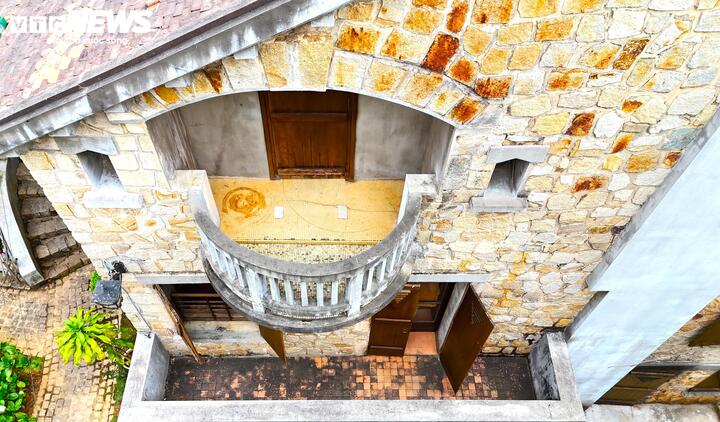 Trải qua gần trăm năm, tường đá, gạch nền, cầu thang, lan can đều nhuốm màu rêu phong và bụi mờ thời gian. Tuy nhiên, vẻ đẹp lôi cuốn của kiến trúc Tây Ban Nha vẫn không suy giảm.