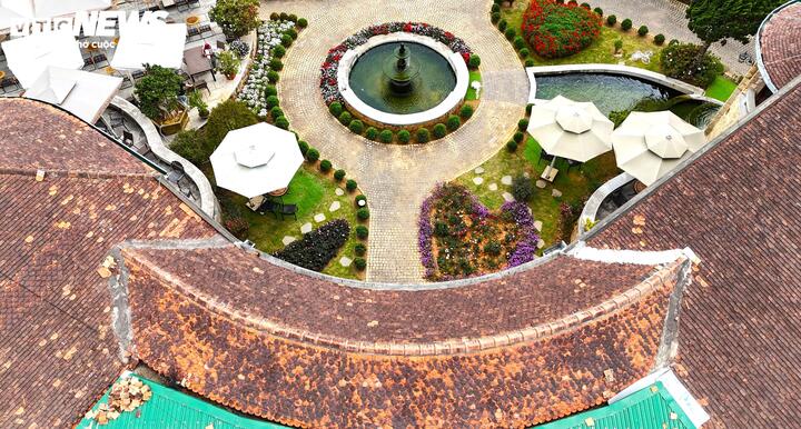 Điều đặc biệt là giữa nhà này và nhà kia của căn biệt thự được nối bằng hành lang cong và mái nhà cũng được xây có hình cong rất nghệ thuật.