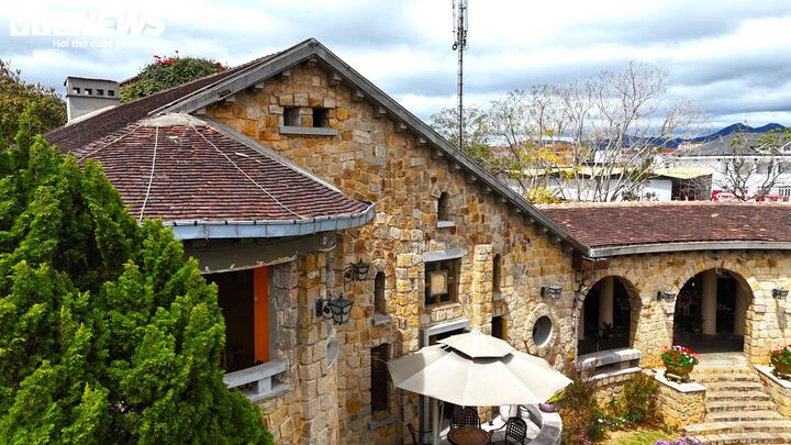 Biệt thự có rất nhiều cửa sổ nhỏ xung quanh tường nhà và cửa ra vào đủ loại hình dạng vuông, chữ nhật, tròn, vòm cung, chữ thập… với nhiều kích cỡ khác nhau. Tường được xây bằng đá dày 60 - 80 cm, các lò sưởi trong nhà trang trí công phu bằng những đường nét độc đáo.