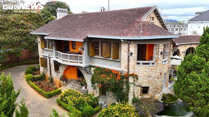 Sau năm 1975, biệt thự Phi Ánh biến thành “chung cư” cho khoảng chục hộ sinh sống. Khi tỉnh Lâm Đồng (cũ) cho một công ty thuê để kinh doanh thì ngôi biệt thự được trùng tu đúng với nguyên trạng. Trong quá trình trùng tu, các công nhân phát hiện nhiều điểm độc đáo và bí ẩn.