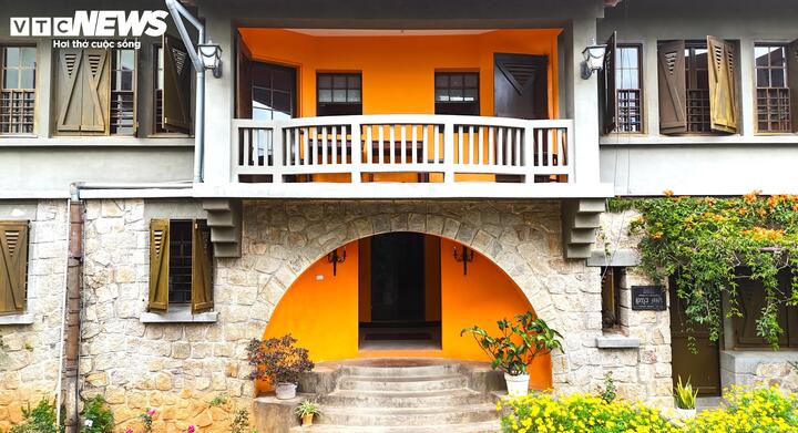 Khi còn sống, kiến trúc sư Nguyễn Văn Lập, nguyên Chủ tịch Hội Kiến trúc tỉnh Lâm Đồng, nhận định biệt thự Phi Ánh có nét riêng biệt giữa 170 biệt thự cổ trên địa bàn Đà Lạt. Xét về độ độc đáo, nó có thể so sánh với bốn công trình đặc trưng của Đà Lạt là: Trường cao đẳng Sư phạm Đà Lạt (trước kia là Trường Grand Lycée Yersin, thành lập năm 1927), nhà ga Đà Lạt, nhà thờ Con Gà, Cục Bản đồ (trước là Nha Địa dư) dù có quy mô khiêm tốn hơn nhiều.