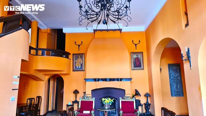 Phòng khách có tới 8 bức phù điêu liền kề, thoáng nhìn giống những đồng hồ treo tường, nhưng khi cọ rửa sạch thì không nhìn rõ hình thù và không lý giải được ý nghĩa. Tiếp đó, công nhân còn phát hiện 12 bức phù điêu hai mặt, kích thước khác nhau (khoảng 40 x 40 cm đến 40 x 80 cm). Trong biệt thự còn có 4 bức hoa sen cách điệu, một bức có hình hai đầu chim lạ được bố trí ở gần cửa sổ mặt ngoài.