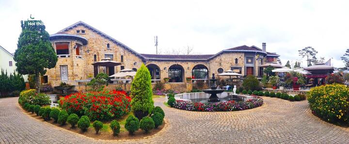 Biệt thự Phi Ánh được xây dựng vào năm 1928 theo lối kiến trúc xứ Basque (Tây Ban Nha) trên khu đất rộng khoảng 3.000 m² (Đà Lạt, Lâm Đồng). Công trình được xây theo ý tưởng của một viên chức người Pháp, có 2 tầng nổi, một tầng hầm, gồm hai khối nhà. Năm 1940, trong một chuyến nghỉ mát ở đây, vua Bảo Đại đã mua lại tòa nhà từ viên chức này để tặng cho thứ phi Phi Ánh. Từ đó, biệt thự đá còn có tên gọi là “biệt thự Phi Ánh”.