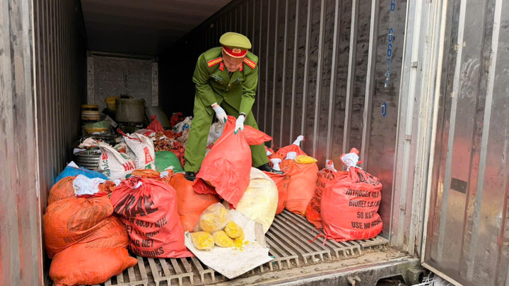 Công an thu giữ gần 2 tấn riềng xay đã trộn chất Vàng O và chất tẩy đường. (Ảnh: Công an Bắc Ninh)