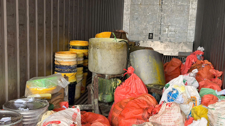 Dụng cụ để pha trộn chế biến riềng xay. (Ảnh: Công an Bắc Ninh)