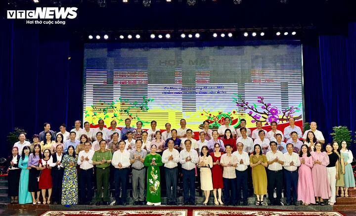 Lãnh đạo tỉnh Cà Mau chụp hình lưu niệm cùng các đại biểu tham dự.