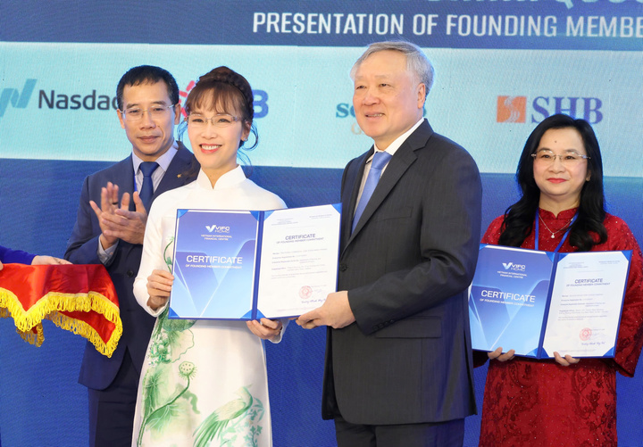 Phó Thủ tướng Thường trực Nguyễn Hòa Bình trao chứng nhận cho các thành viên sáng lập VIFC từ những ngày đầu.