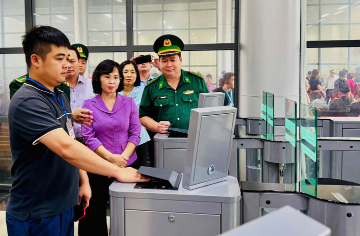 Cửa khẩu thông minh tại Móng Cái hứa hẹn sẽ rút ngắn thời gian làm thủ tục thông quan, đẩy mạnh hoạt động giao thương giữa Việt Nam và Trung Quốc.