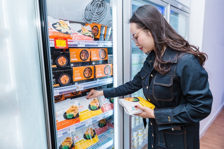 Các loại thực phẩm chế biến sẵn chất lượng cao được nhiều người nội trợ ưu tiên trong dịp Tết .