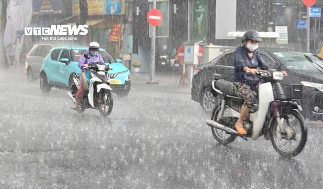 Ngày 12/2, trong khi miền Bắc có mưa nhỏ, mưa phùn thì miền Nam tiếp tục hứng mưa trái mùa. (Ảnh minh hoạ: Nguyễn Liến)