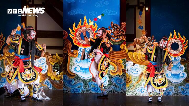 Sự giao thoa giữa người và ngựa trong tuồng cổ là cây roi ngựa gắn những chùm lông rực rỡ hiện lên đầy quyền năng qua đôi tay của người nghệ sĩ.