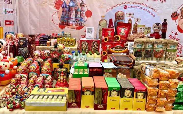 Gian hàng bán sản phẩm Nga của Công ty TNHH Nguyễn Hồng.