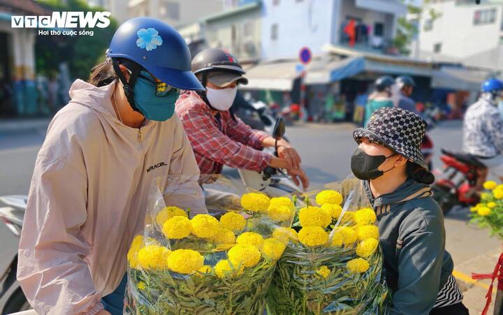 Mỗi chậu vạn thọ được chị Thoa bán với giá 80.000 đồng.