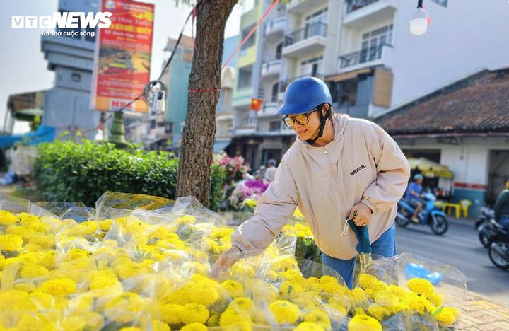 Chị Hương chọn mua hoa vạn thọ.