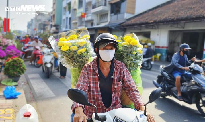 Mua một cặp vạn thọ, dáng tròn đều, nụ nở vừa độ, là lựa chọn quen thuộc của nhiều gia đình với mong muốn cầu chúc sức khỏe, bình an trong năm mới.