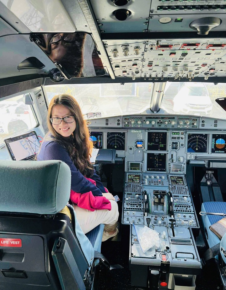 Khánh Vy tại Delta Air Lines.