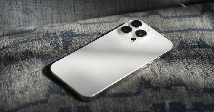 iPhone 16 Pro Max 3 sở hữu thiết kế khung viền titan.