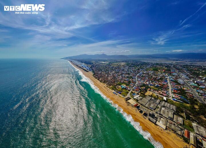 Men theo bờ biển phường Hòa Hiệp (Đắk Lắk), làng Lò hiện lên với những mái ngói đỏ san sát, nhuốm màu rêu phong theo năm tháng. Không chỉ gây ấn tượng bởi vẻ đẹp hoài niệm, nơi đây còn lưu giữ ký ức về một làng nghề hấp, sấy cá từng đỏ lửa suốt ngày đêm.