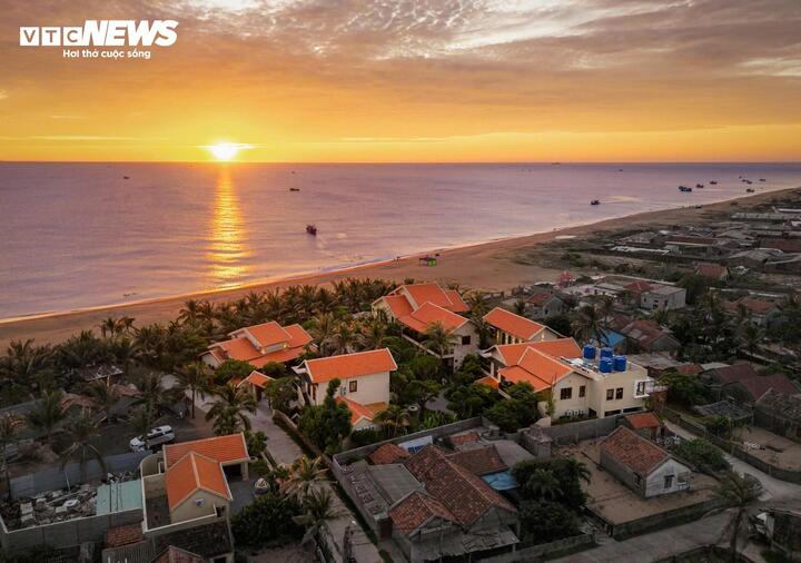 Từ trên cao nhìn xuống, cả ngôi làng như được phủ một tấm thảm đỏ trầm mặc. Những mái ngói nung truyền thống đã ngả màu theo thời gian, chỗ sậm màu vì nắng, chỗ loang lổ vì gió biển. Chính sự cũ kỹ ấy lại tạo nên vẻ đẹp riêng, khiến nhiều du khách ví nơi đây là ngôi làng “100% nhà lợp mái đỏ” hiếm hoi còn sót lại ở miền Trung.