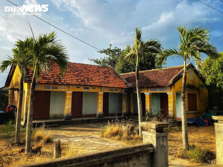 Làng Lò hiện có khoảng 1.500 hộ dân sinh sống. Phần lớn những ngôi nhà trong làng được xây dựng từ thập niên 60-70 của thế kỷ trước, theo kiểu hai gian, tường vàng, mái ngói đỏ. Dù thời gian đã để lại nhiều dấu vết rạn nứt trên tường, lớp vôi đã phai màu, nhưng người dân vẫn cố gắng giữ nguyên nếp nhà cũ.