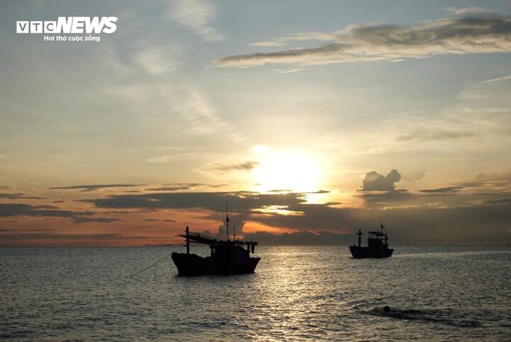 Những chiếc lò đỏ lửa ngày đêm từng là hình ảnh quen thuộc của làng biển. Cá sau khi hấp, sấy được gửi đi nhiều nơi, trở thành nguồn thu chính của người dân. Tuy nhiên, khi phương pháp bảo quản bằng đá lạnh phát triển, cá vừa cập cảng đã được thương lái thu mua, nghề làm lò dần mai một. “Bây giờ nghề cá vẫn còn đó nhưng lò thì không còn nữa. Nghề này vất vả lắm nên lớp trẻ cũng dần bỏ. Chỉ còn cái tên ‘làng Lò’ là ở lại với dân mình”, bà Chín nói.