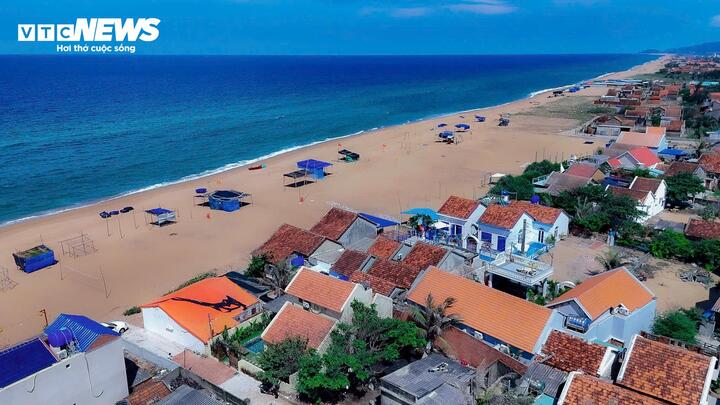 Không chỉ mái ngói đỏ, làng Lò còn sở hữu bãi biển với loại cát hiếm có. Khác với cát trắng mịn thường thấy, cát ở đây có màu đỏ vàng đặc trưng của cát núi lửa, hạt to, tròn và mịn. Loại cát này chỉ xuất hiện rải rác dọc dải ven biển miền Trung, góp phần tạo nên diện mạo riêng cho vùng biển Hòa Hiệp.