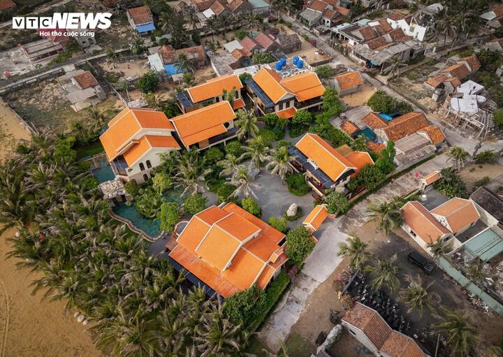 Dẫu có sự chuyển mình, làng Lò vẫn giữ được “hồn cốt” riêng. Những mái ngói đỏ không chỉ đơn thuần là vật liệu xây dựng mà còn là ký ức, là bản sắc của một cộng đồng ven biển.