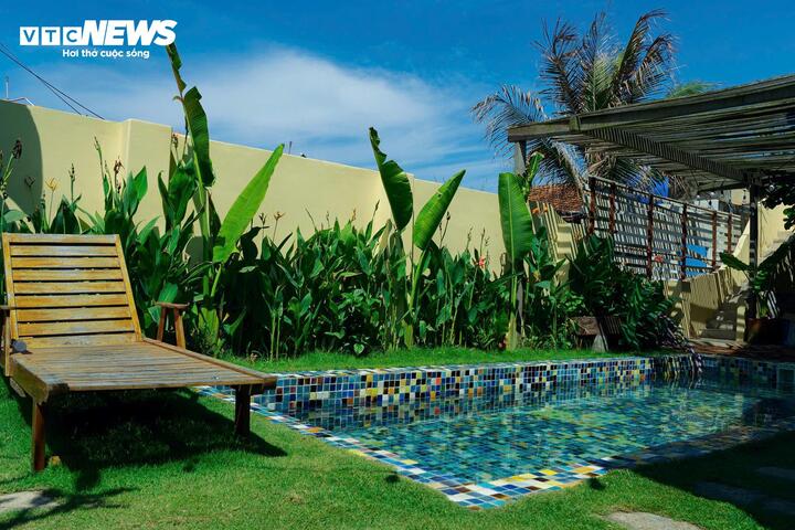 Những năm gần đây, khi du lịch cộng đồng được địa phương quan tâm phát triển, một số homestay và quán cà phê biển nhỏ bắt đầu xuất hiện. Người dân làng chài dần làm quen với việc đón khách, kể chuyện về làng, về những lò cá năm xưa.