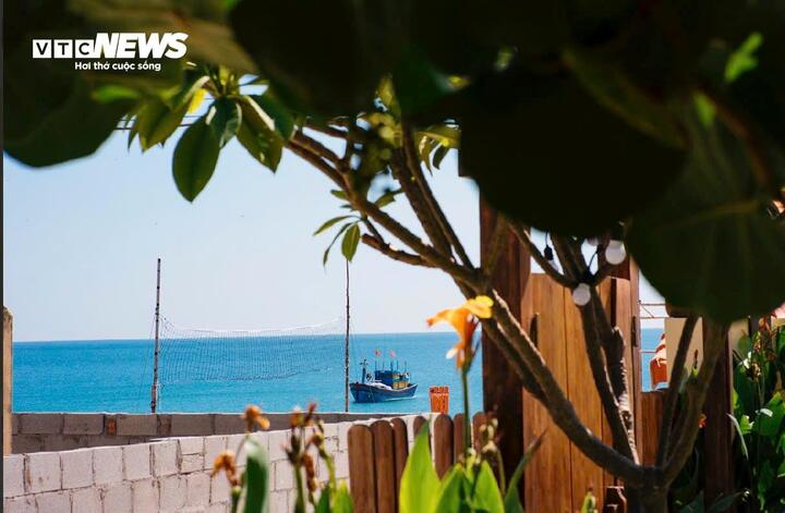 Nhiều du khách tìm đến đây không chỉ để ngắm biển mà còn để ghi lại hình ảnh của một không gian xưa cũ giữa đời sống hiện đại.