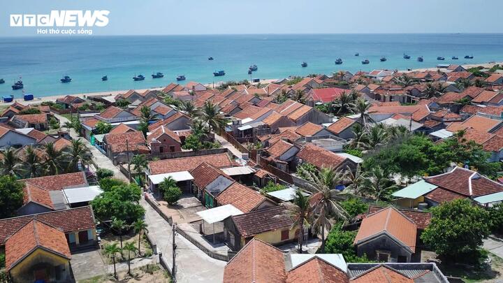 Tên gọi “làng Lò” cũng bắt nguồn từ một nghề truyền thống từng nuôi sống bao thế hệ. Theo bà Huỳnh Thị Chín (66 tuổi), người có hơn 46 năm gắn bó với làng, trước đây nơi đây có rất nhiều lò hấp, sấy cá. “Hồi trước, cứ 3-4 nhà góp tiền xây chung một cái lò bằng gạch, bên ngoài trét bùn trộn rơm để giữ nhiệt. Cá đánh bắt về trộn muối hột rồi đưa vào lò hấp cho khô để bảo quản lâu hơn. Khói bay nghi ngút suốt ngày, mùi cá mặn quyện với mùi rơm khô quen lắm”, bà Chín kể.