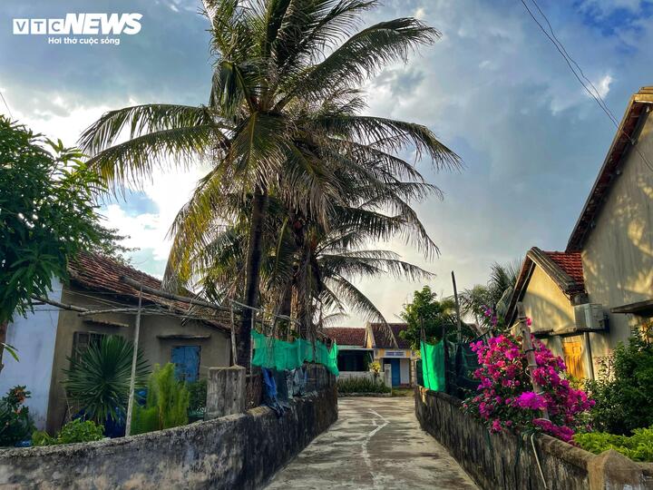 Một trong những điểm nhấn của làng là ngôi nhà được xây dựng từ năm 1961-1969 với kiến trúc hai gian chữ L. Mái ngói phủ rêu xanh, bức tường vàng úa theo năm tháng trở thành “chứng nhân” lặng lẽ của bao mùa biển động.