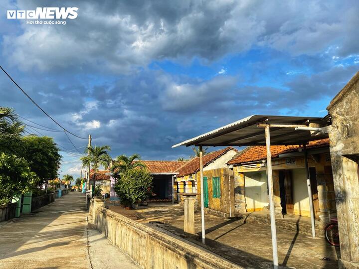 Dọc theo những con hẻm nhỏ đã được bê tông hóa, hàng cau, hàng dừa vẫn xanh rì, ôm lấy những bờ tường thấp nhuốm màu thời gian. Cuộc sống nơi đây trôi chậm theo nhịp sóng, đủ để xoa dịu những người tìm về từ phố thị chật chội.