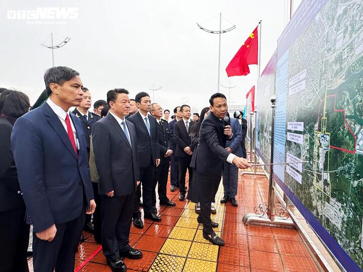 Các đại biểu nghe giới thiệu quy hoạch xây dựng cửa khẩu thông minh tại Móng Cái (Việt Nam) kết nối với Đông Hưng (Trung Quốc).