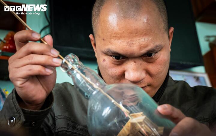 Chai thủy tinh anh Ron thường dùng là những chai lọ bị sóng biển đánh dạt vào bờ, thị trường không có sẵn công cụ phù hợp để chế tác, anh buộc phải tự mày mò, chế tạo từng loại dụng cụ riêng cho thuận tiện.