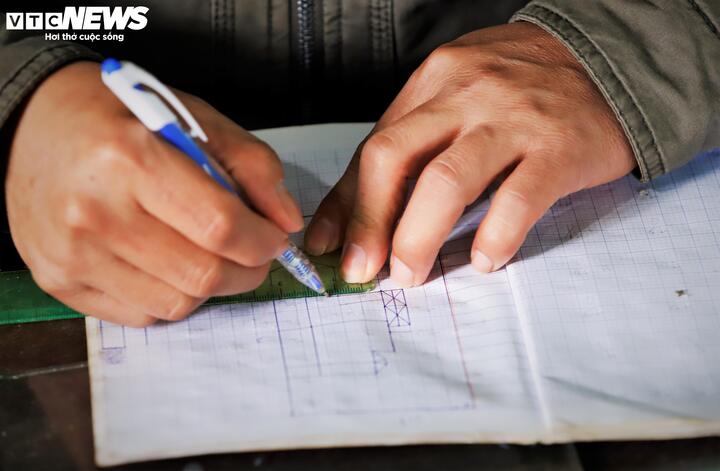 Trước khi thực hiện một mô hình, anh đều lên bản vẽ thiết kế chi tiết, sau đó tính toán số lượng tăm tre và kích cỡ mô hình cho phù hợp, vừa vặn với thể tích của chai thủy tinh.